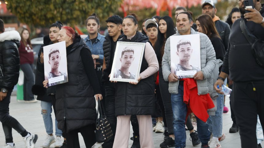 Протест пред Съдебната палата след убийството на момче в мол в София