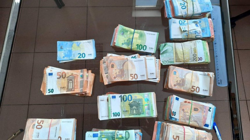Недекларирани 100&nbsp;000 евро откриха митничари на "Дунав мост"