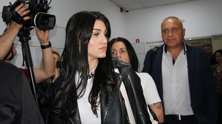 Дебора преди поредното заседание: "Делото се движи прекалено бавно"
