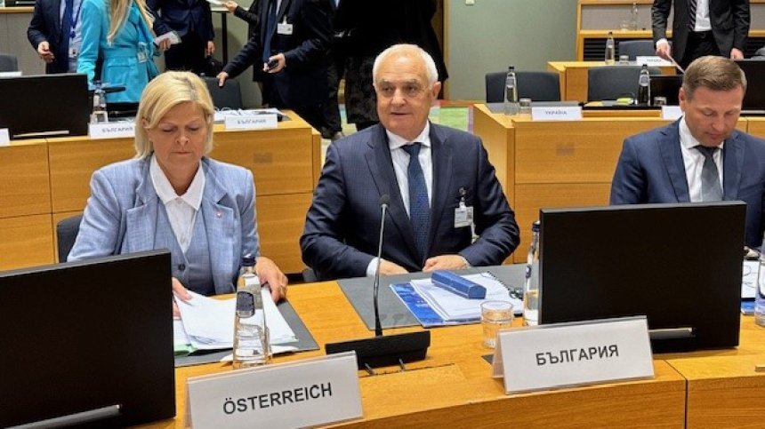 Запрянов в Брюксел: Трябва да увеличим производството на боеприпаси в Европа