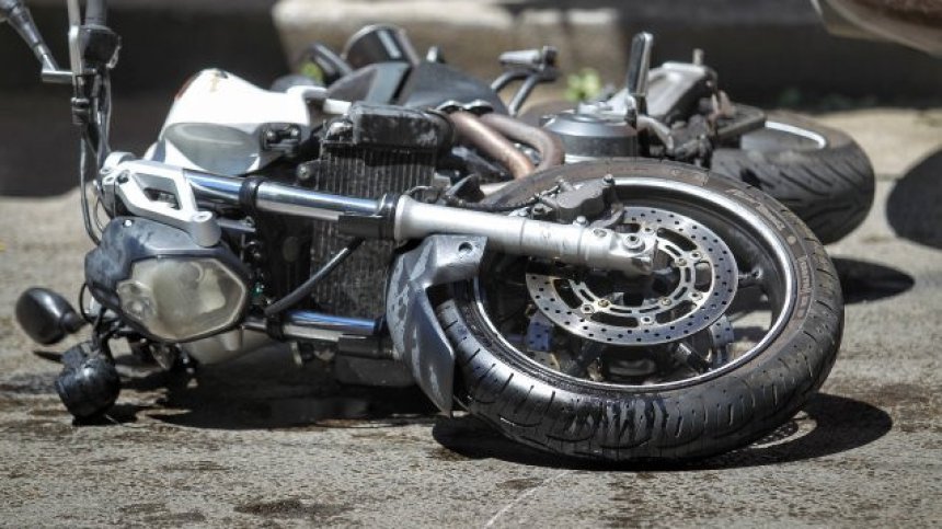 Моторист е с опасност за живота след катастрофа в Старозагорско