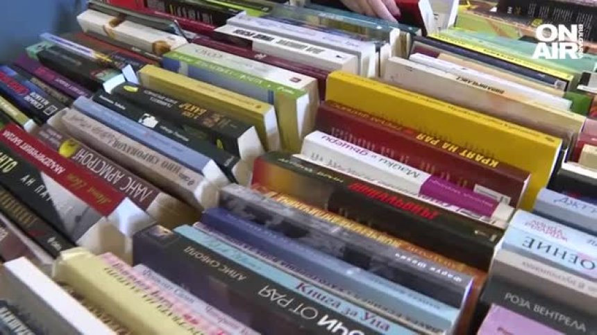 Студентската инициатива "Купи книга - подари надежда" събира пари за "Българската Коледа"