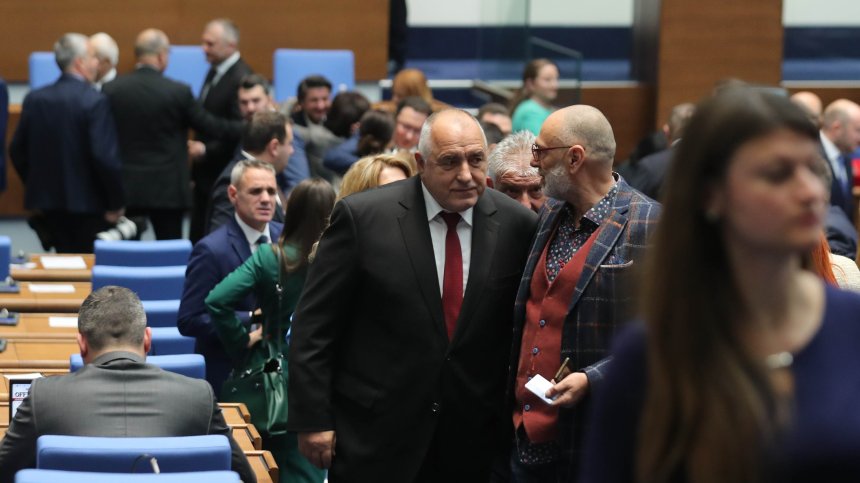 Депутатите се разделиха около скандала между институциите заради изборите
