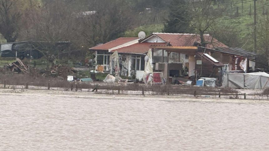 Дъждовете блокираха пътища на юг от Бургас, семейство евакуирано от наводнена къща