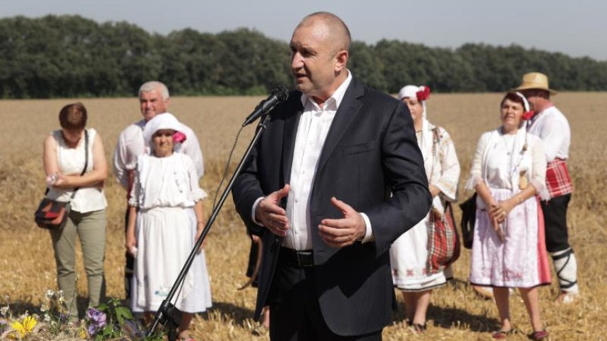 Радев в Силистра: Политиците да мислят за земята и за българите, които ни хранят