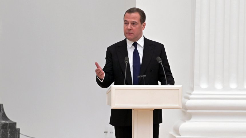 Медведев: Санкциите ще ни сплотят, глупаво е да се смята, че ще променят курса ни