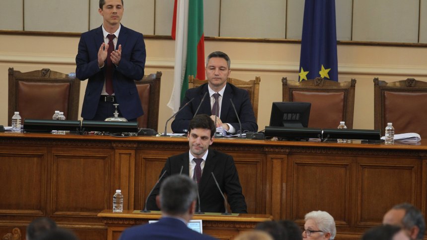 След разгорещени дебати опозицията отстрани Никола Минчев като председател на НС