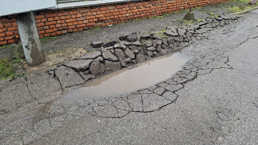 Аварии и камиони разбиват улици: Пари за ремонт няма