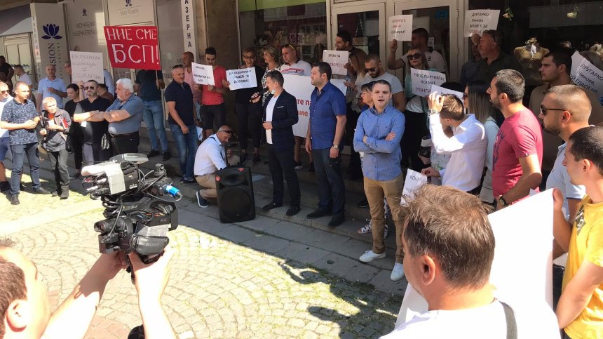 Протест пред централата на БСП: Част от структурите на партията искат оставка на Нинова