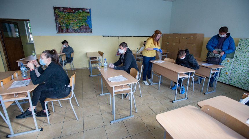 В училище: Единични чинове и задължителни маски в общите помещения