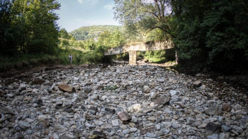 Трети ден разплитат мистерията с безводието в Своге, пренасочват вода към р. Искрецка