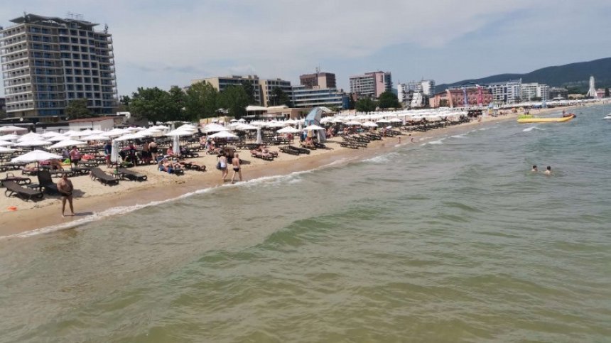Екоминистърът: Плувах в Черно море, пих чешмяна вода, Черноморието ни е чисто
