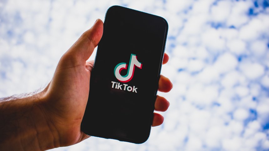 ЕК забрани на служителите си да използват TikTok, Китай им събира данните