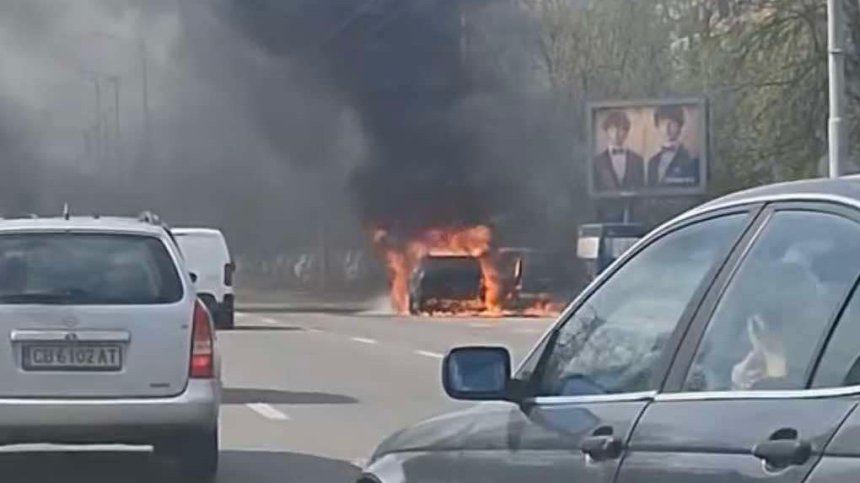 Автомобил гори на "Цариградско шосе" в София