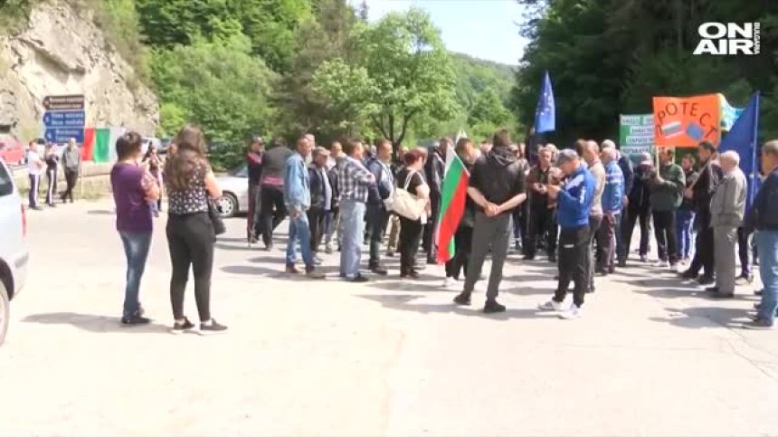 Некачествен предизборен ремонт изкара жители на две села на протест