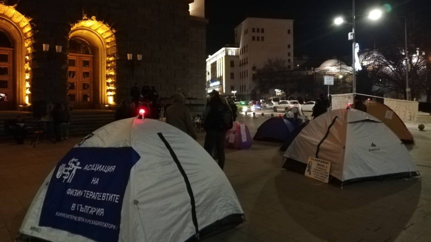 Медицинските сестри продължават протеста, остават на палатков лагер през нощта