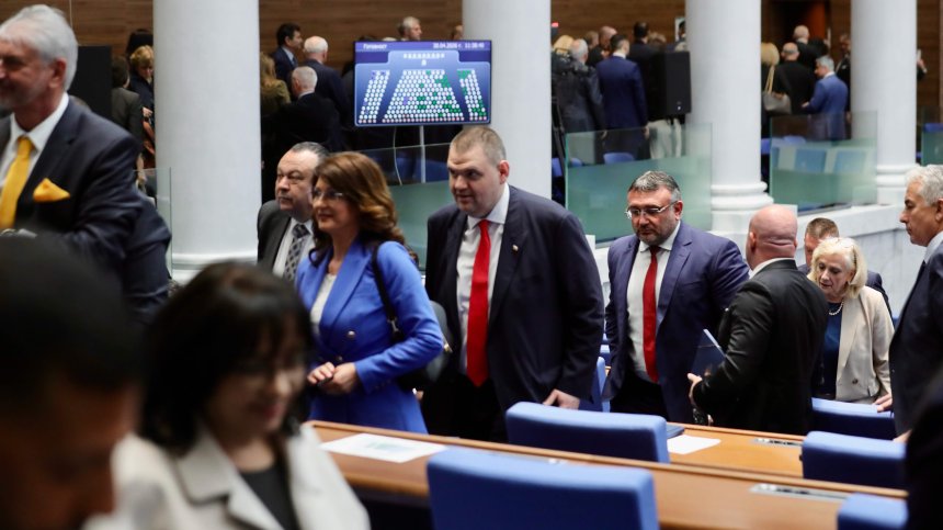 Между реформи и конфронтация: Първият ден на новия парламент