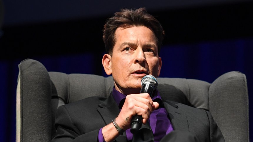 Съседка нахлу в дома на Чарли Шийн, скъса му ризата и опита да го удуши