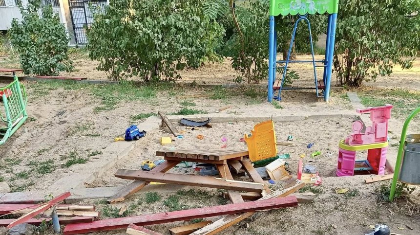 Мъжът, врязал се в детска площадка, полял приятелката си с бензин и искал да я сгази