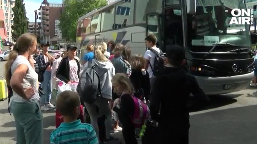 Морската гара в Бургас става разпределител хъб за бежанците. Украинки: Боим се да се върнем!