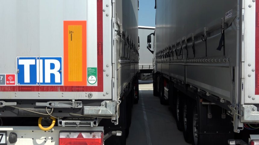 Затвориха "Дунав мост" при Русе: Метална част обърна ТИР, има разлив на гориво