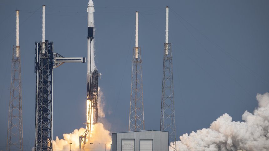 Crew Dragon успешно върна на Земята екипажа на Crew-8