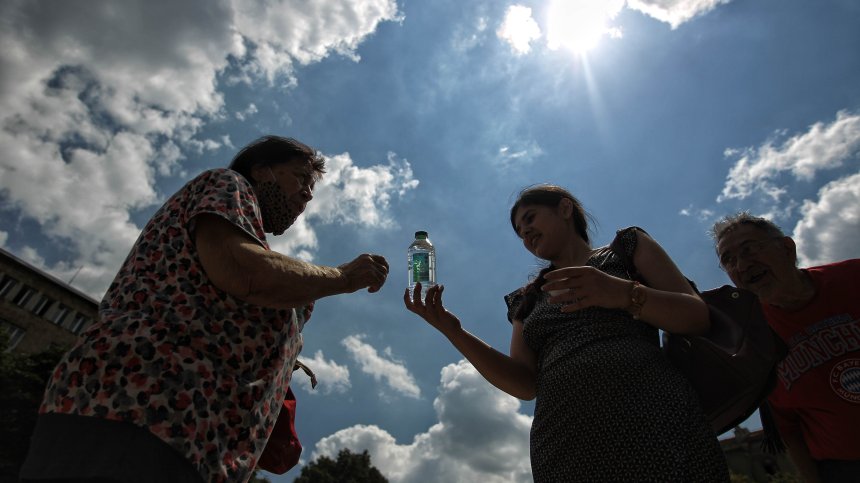 В пика на горещините сме: Улиците в София опустяха, лекарските кабинети се напълниха