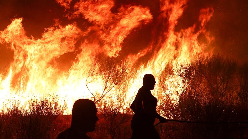 Три горски пожара горят в Албания