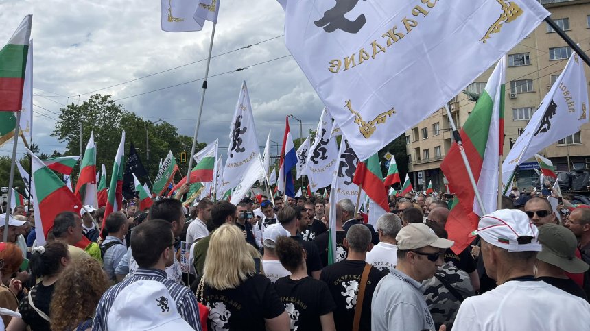 "Оставка и НАТО вън": Възраждане" и "Левицата" протестираха срещу правителството