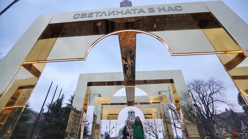 "Колективът" с разяснения за "златната" арка, килимчето ги изненадало, но им харесва