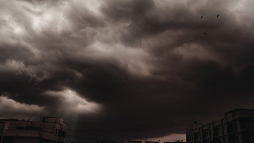 Жълт и оранжев код за силен вятър в цялата страна, поривите минават 100 км/ч