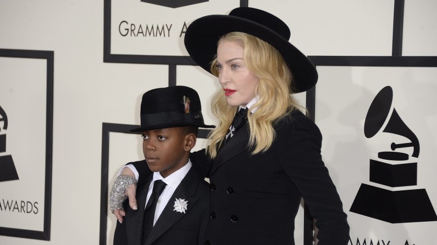 Мода: Синът на Мадона "с гордост" носи рокли у дома