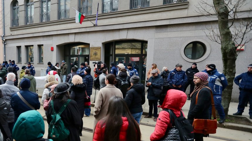 Полицейски кордон пред ВСС и протестиращите срещу Сарафов (СНИМКИ)