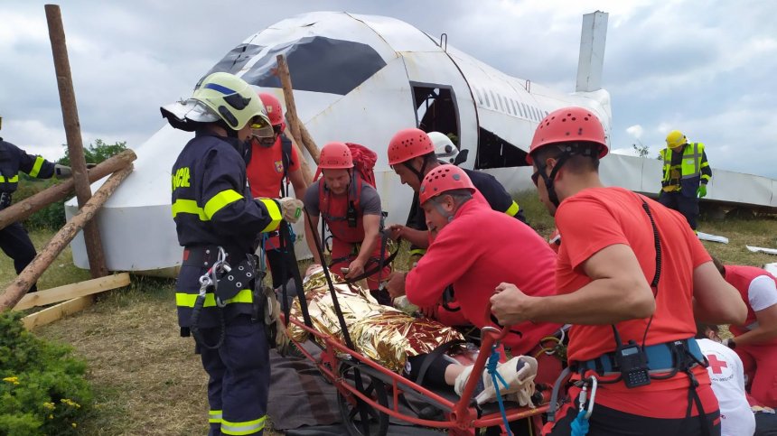 Мащабно учение показа как се действа при самолетна катастрофа