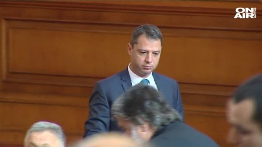 Парламентът не прие оставката на Делян Добрев