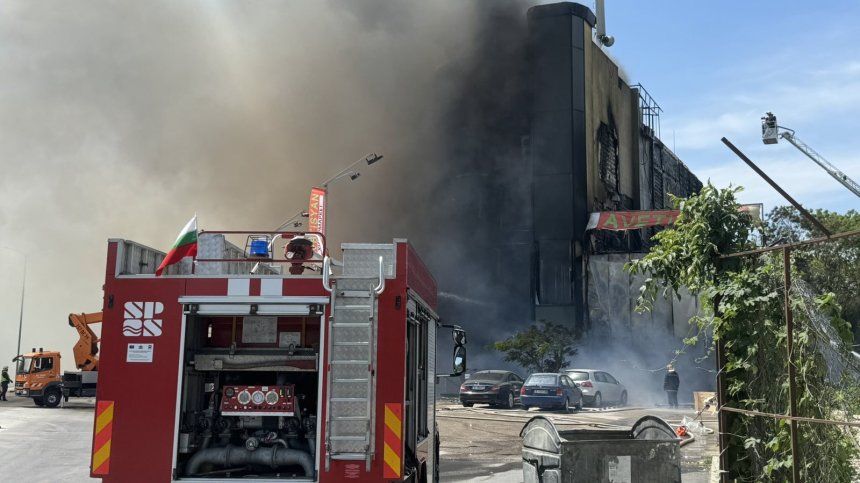 Евакуираха хора заради голям пожар край Варна