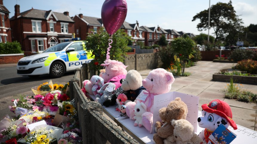 Разкриха самоличността на убиеца от Англия, но страната потъна в скръб