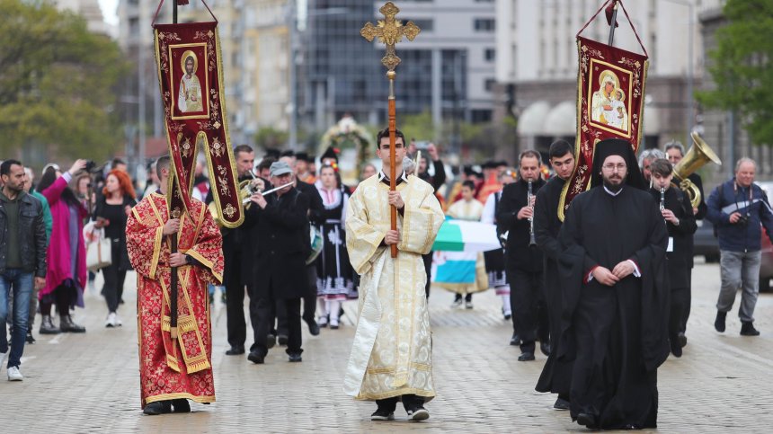 С вяра и надежда стотици на шествие в София с чудотворните мощи на Св. Георги