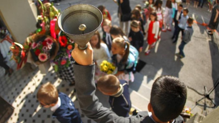 Първият училищен звънец удари: На добър час, мили деца!