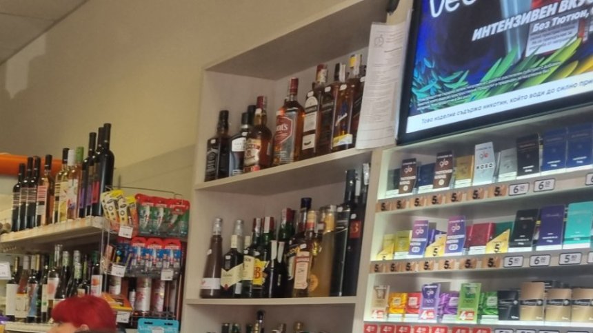 Полицаи хванаха пияни ученички, глобиха жената, продала им бутилка водка
