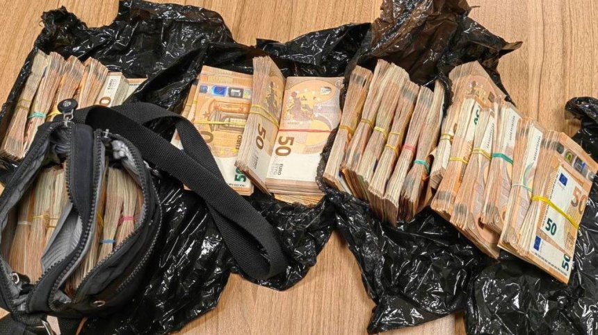 На "Капитан Андреево" задържаха над 310 000 лв., скрити в тавана на автобус
