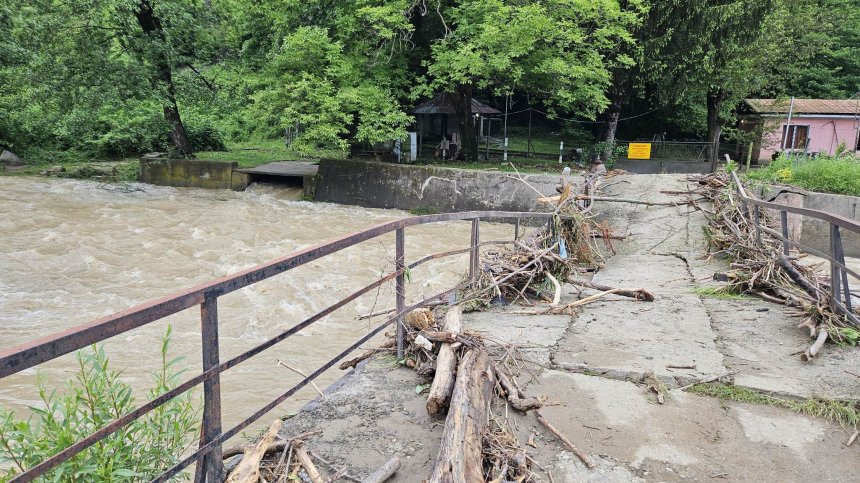 Водата в Етрополе е негодна за пиене, местните сами чистят речните корита