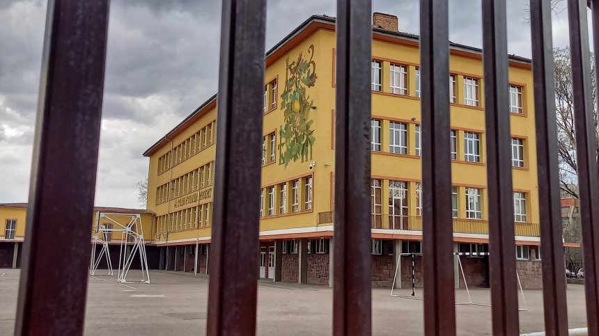 МОН обяви големи промени в учебните програми, матурите ще бъдат на компютри