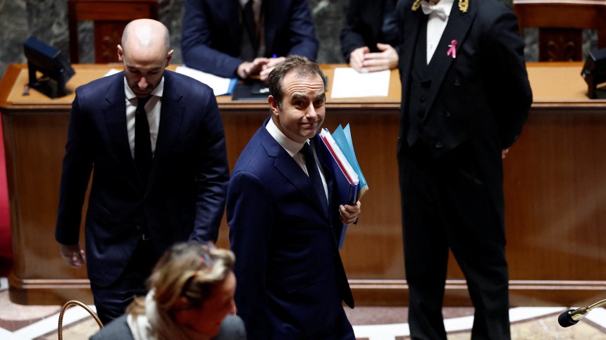 Френският премиер Себастиен Льокорню оцеля след два вота на недоверие