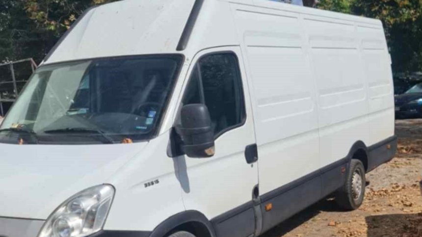 Дрогиран шофьор наблъска 28 мигранти в микробус край Царево