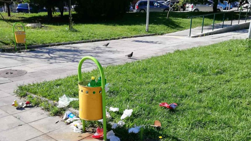 В разгара на лятото: Децата ни играят на площадки в окаян вид