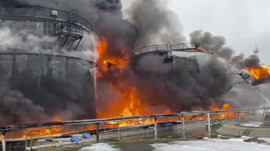 Украйна атакува с дронове две петролни рафинерии в Русия, избухнаха в пламъци