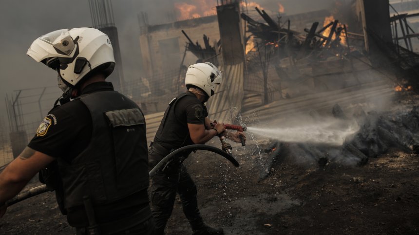 Запалиха офиси на корабна компания на пристанище Пирея