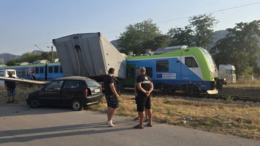 Влак с пътници се сблъска с камион на прелез край Враца