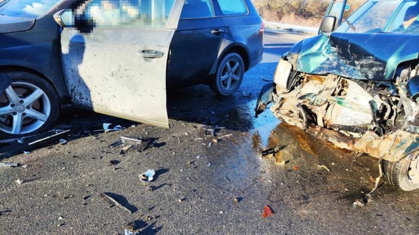 Четирима в болница след катастрофа с 3 коли край Шумен